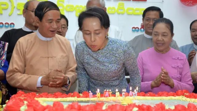 သမ္မတ ဦးဝင်းမြင့်ဟာလည်း အာဏာသိမ်းပြီးကတည်းက နေအိမ်အကျယ်ချုပ်နဲ့ ထိန်းသိမ်းခံထားရပါတယ်။