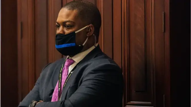 মি. রমনিকে রক্ষা করার জন্য ক্যাপিটলের পুলিশ কর্মকর্তা ইগুয়েন গুডম্যানের প্রশংসা করা হয়।