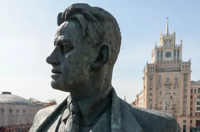 Ảnh năm 2021: Tượng nhà thơ vẫn nhìn ra Quảng trường Triumfalnaya, ở Moscow