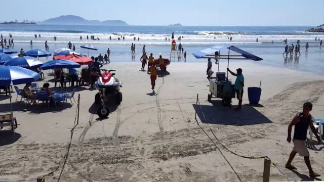 Bombeiros correm empurrando bote