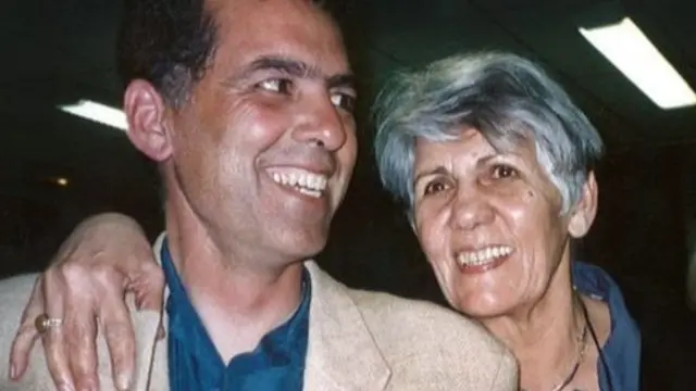 ویدا حاجبی و فرزندش رامین در شب معرفی جلد اول کتاب داد بی‌داد٬ مارس ۲۰۱۰