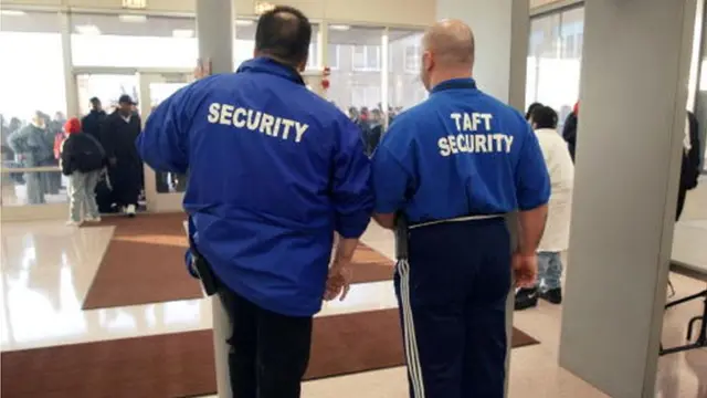 Guardias armados cuidan gran parte de los centros educativos de Estados Unidos.