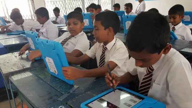 සුහුරු පන්ති කාමරය: පාසල් සිසුන්ට නැවුම් අත්දැකීමක්