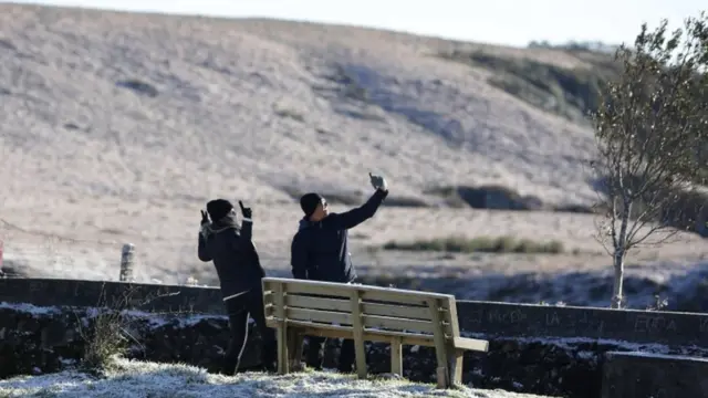 Casal tirando fotosespecialistas em apostas de futebollocal com neveespecialistas em apostas de futebolSanta Catarina