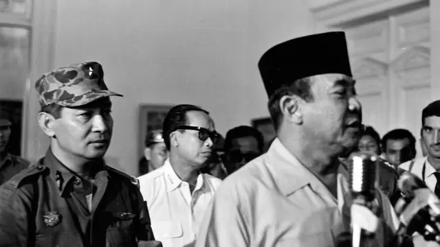 Presiden Sukarno (kanan) dari Indonesia bersama Mayjen Soeharto (kiri) 11 Maret 1966 di Idonesia.