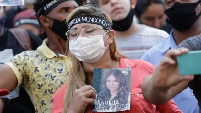 Fãsslot honorMarília Mendonça durante o velório da cantora, no último sábado