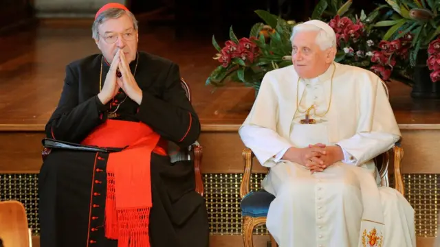 2008年7月，时任教宗本笃十六世（右）与澳大利亚红衣主教乔治·佩尔参加世界青年日。