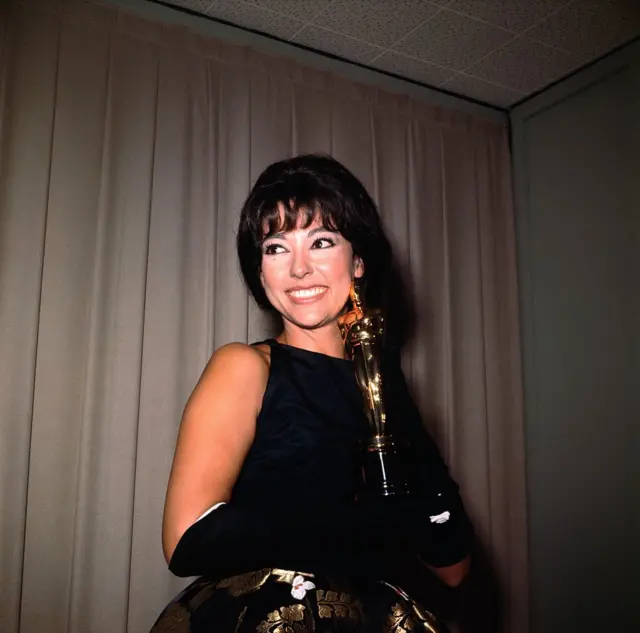 Rita Moreno con el Oscar en 1961.