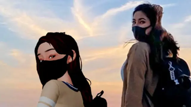 모니카는 메타버스에서의 자신인 모니카 퀸과 아바타를 현실 세계로 끌어오고 있다