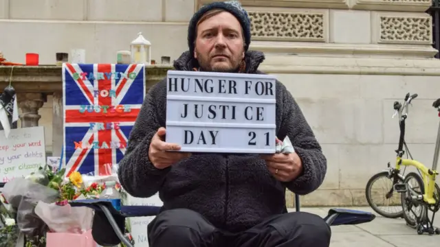 اعتصاب غذای همسر نازنین زاغری در لندن مقابل سفارت ایران