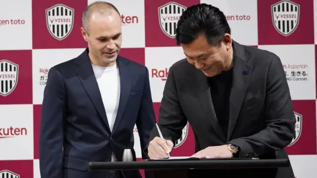 Iniesta ati adari ẹgbẹ agbabọọlu Vissel kobe kan n tọwọ bọwe adehun