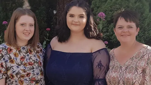 Amelija (levo), Nijam (sredina) i njihova mama