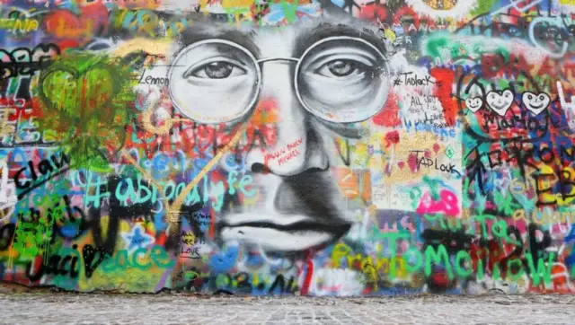 У Прагу, зид посвећен Џону Ленону главна је туристичка атракција