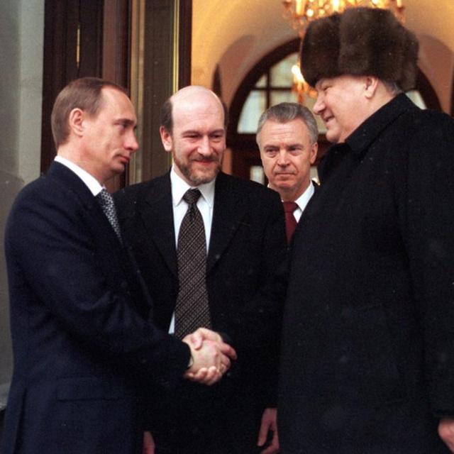 葉利欽總統卸任前與總理普京握手。他提名普京擔任代理總統。