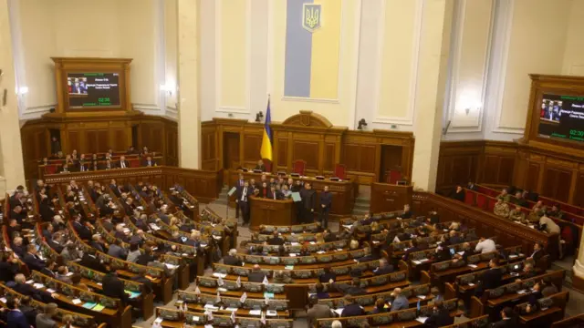 Ukrayna Parlamentosu, 28 Kasım Çarşamba gününden itibaren 30 günlük sıkıyönetime geçilmesini öngören kararı onayladı