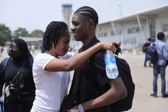 “I no fit sleep or even eat since di fight fight start for Ukraine,” one woman wey come receive her two children tell BBC News Pidgin.