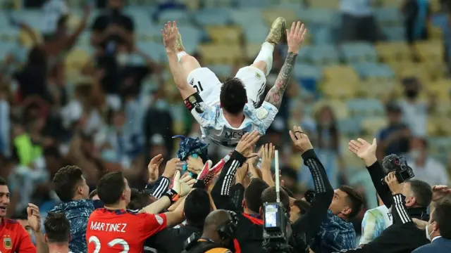 লিওনেল মেসি উদযাপনের কেন্দ্রে, তাকে হাওয়ায় ভাসিয়ে উল্লাস করেন সতীর্থরা