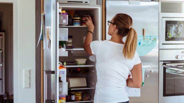 รูปสาวหยิบขวด