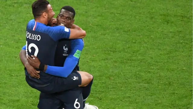 Після фінального свистка французьких футболістів "ніби вдарило блискавкою", пише французька преса