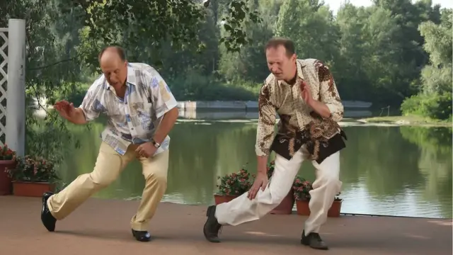 Федор Добронравов (справа)