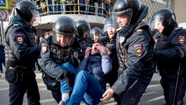 Задержание протестующего на акции 26 марта