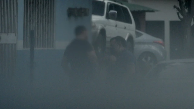 El traficante José entregando unas pastillas a cambio de dinero.