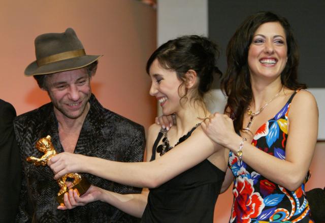 2004 yılında Berlin Film Festivali'nde Sibel Kekilli ve Meltem Cumbul ile birlikte.