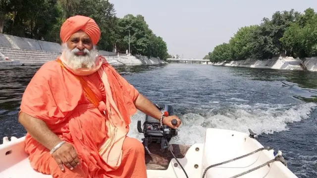 ਪਦਮਸ਼੍ਰੀ ਨਾਲ ਸਨਮਾਨਿਤ ਸੀਚੇਵਾਲ ਨੇ 2007 ਵਿੱਚ ਇਸ ਨਦੀ ਦੀ ਸਫ਼ਾਈ ਦੀ ਸ਼ੁਰੁਆਤ ਕੀਤੀ ਸੀ।