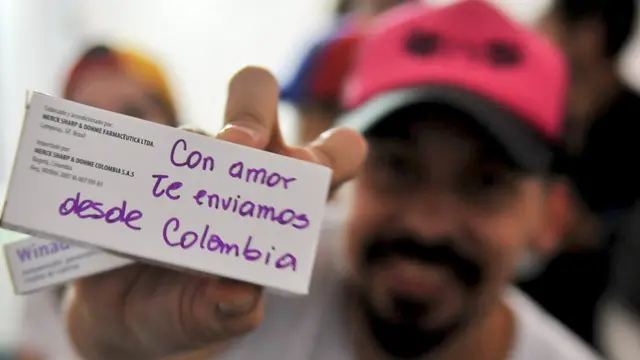 Un hombre con una caja de medicina enviada desde Colombia