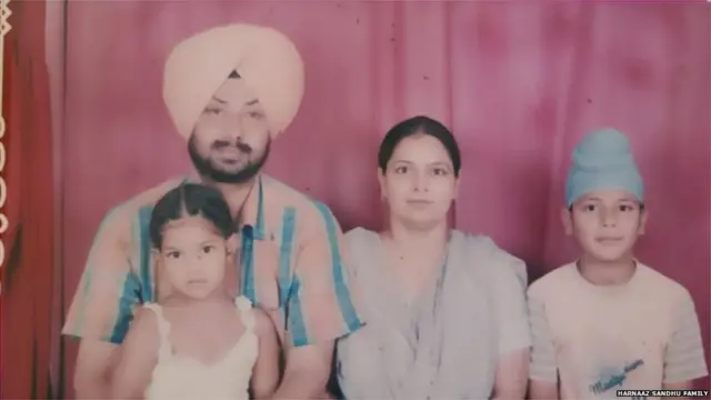 हरनाज़ संधू की अपने माता-पिता और भाई के साथ बचपन की तस्वीर