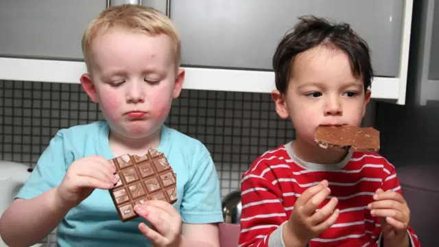 Діти їдять шоколад