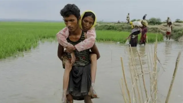 মিয়ানমারের রাখাইনের সহিংসতা থেকে পালিয়ে কাঞ্চন সীমান্ত পার হয়ে বাংলাদেশের টেকনাফে প্রবেশ করছে রোহিঙ্গারা, ৫ই সেপ্টেম্বরের ছবি এটি।