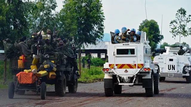 Les militaires de l'armée congolaise avec les Casques bleus de la Monusco à Kibati près de Goma