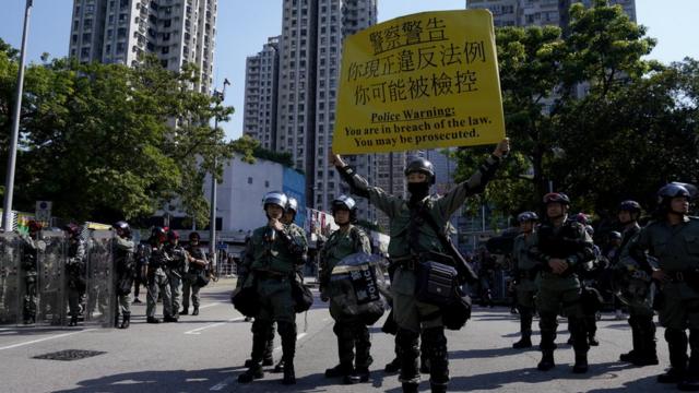 香港新界屯門防暴警察向示威群眾展示警告旗號（21/9/2019）