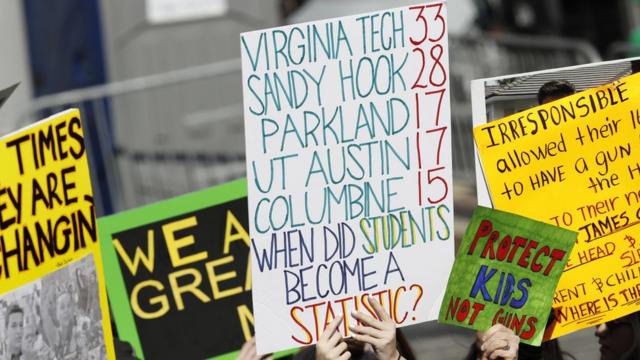 華盛頓"為我們的生命遊行"，標語牌上列出了歷年來幾次校園槍擊案的死亡人數，還有一個牌子上寫著"保護孩子，別保護槍"。