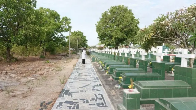 Bà xơ giữa những "mộ tình thương" ở Bình Thuận