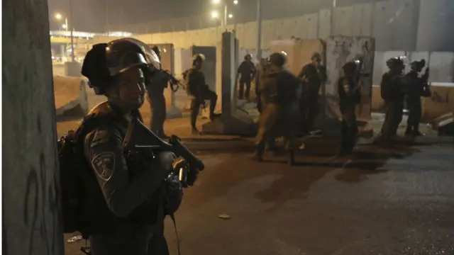 ইসরায়েলি প্রতিরক্ষা বাহিনীর সদস্যরা টিয়ার গ্যাস নিক্ষেপ করে