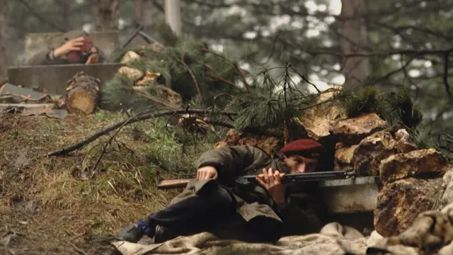 সারাইয়েভোর পাহাড়ে যুদ্ধরত বসনীয় সৈন্যরা -১৯৯২