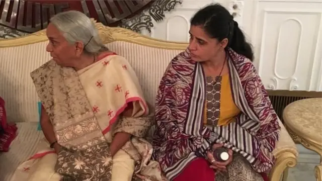 जाधव की मां और पत्नी