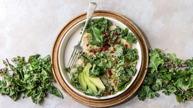 avokado ve kale bitkisi