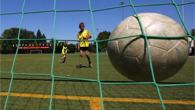 Crianças jogando futebol