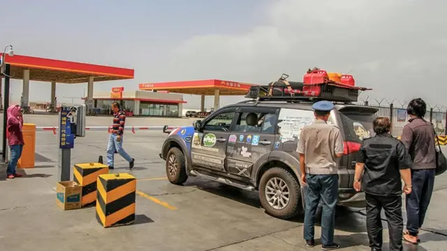 Beli bensin di Xinjiang perlu kartu identitas penduduk, kata warga Malaysia yang melewati China.