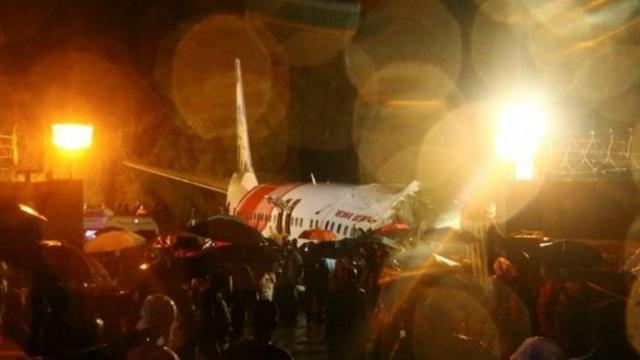 انزلقت "بوينغ 737" عن المدرج تحت المطر وانشطرت إلى قسمين بعد هبوطها في مطار كاليكوت