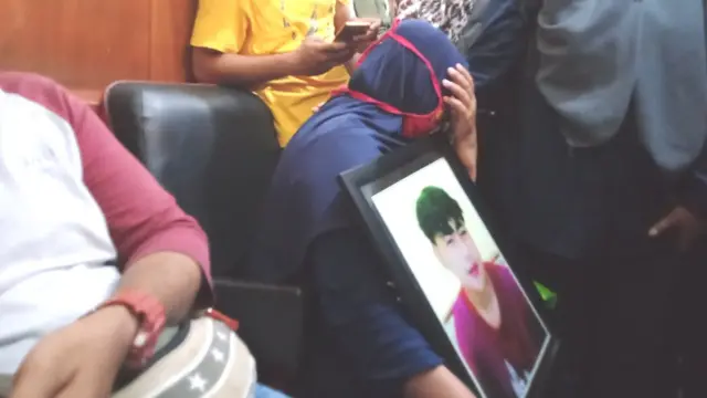 Ibu salah satu korban tragedi Kanjuruhan, Susiana, tampak menangis di persidangan.