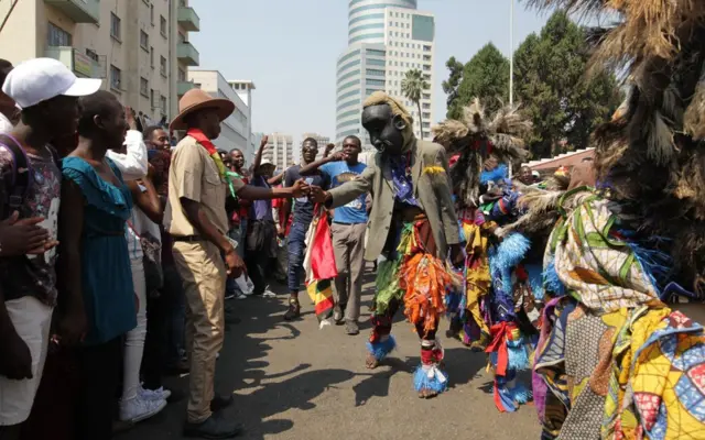 Agarsiisa idil-addunyaa Harareetti, hirmaattoota heedduu keessaa, shubbisaa aadaa Maalaawii: Fulbaana 09, 2017.