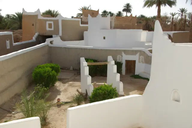 Des marchés aux esclaves ont été organisés sur les places de la ville jusqu'au XIXe siècle.