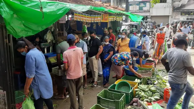 ඇඳිරි නීතිය ඉවත්කළ විගස ගාල්ලේ කඩවීදියක රැස් වූ ජනතාව