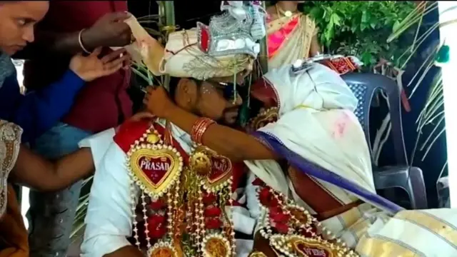 వరుడికి తాళి కడుతున్న వధువు