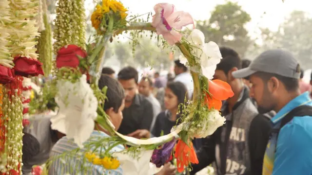 গোলাপ, গাঁদা গ্লাডিওলাস আর রজনীগন্ধার ক্রেতাই সবচেয়ে বেশি।