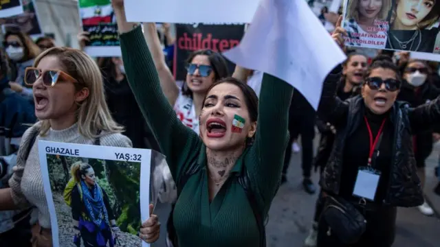 महसा अमिनीको प्रहरी हिरासतमा मृत्यु भएपछि इरानबाहिर पनि विरोध भएको छ